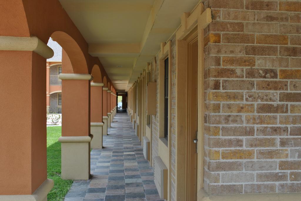 Executive Inn Brookshire Экстерьер фото